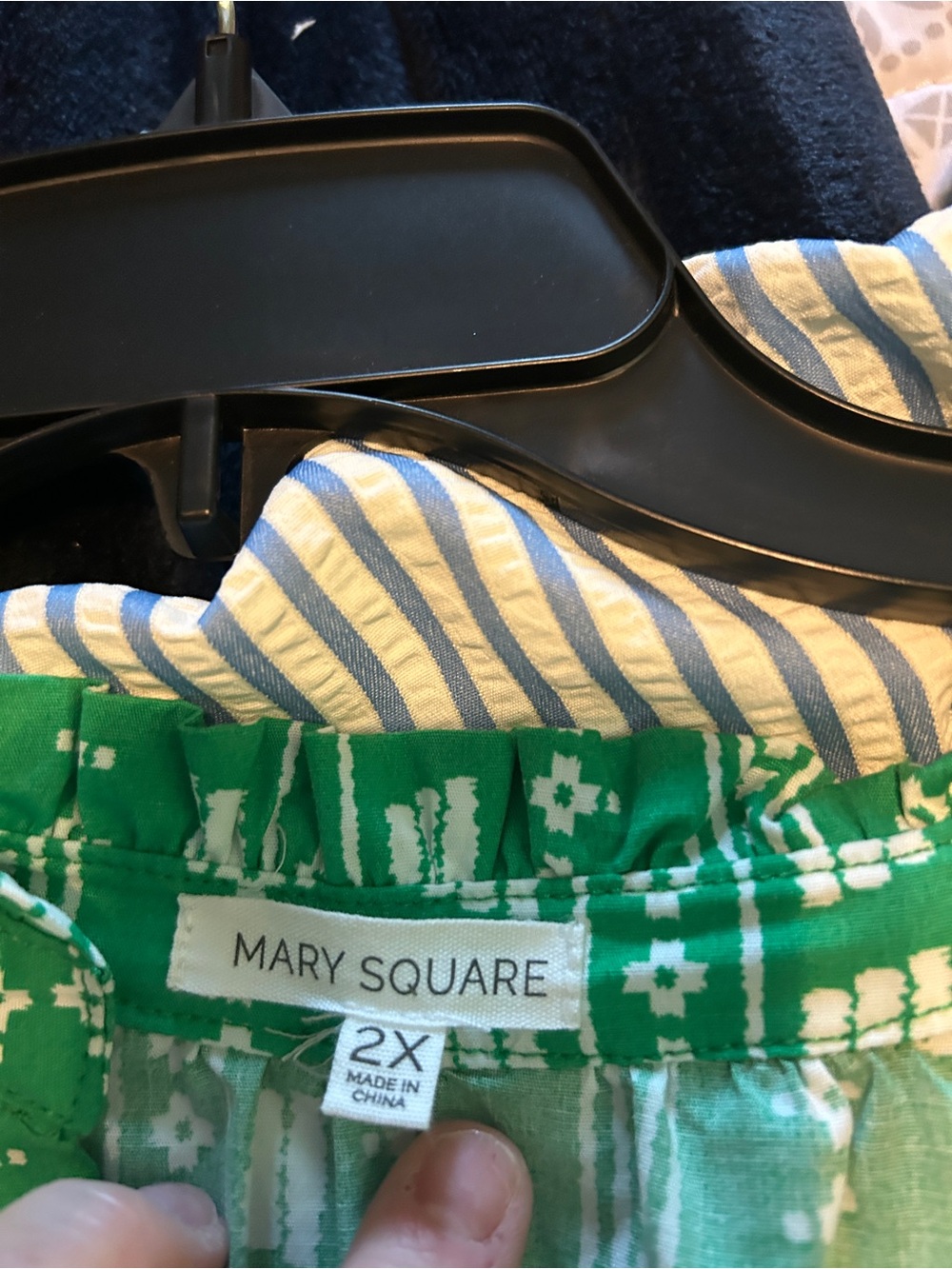 Mary Square size 2x Green Patterned Women's V-Neck Blouse - Picture 2 of 3